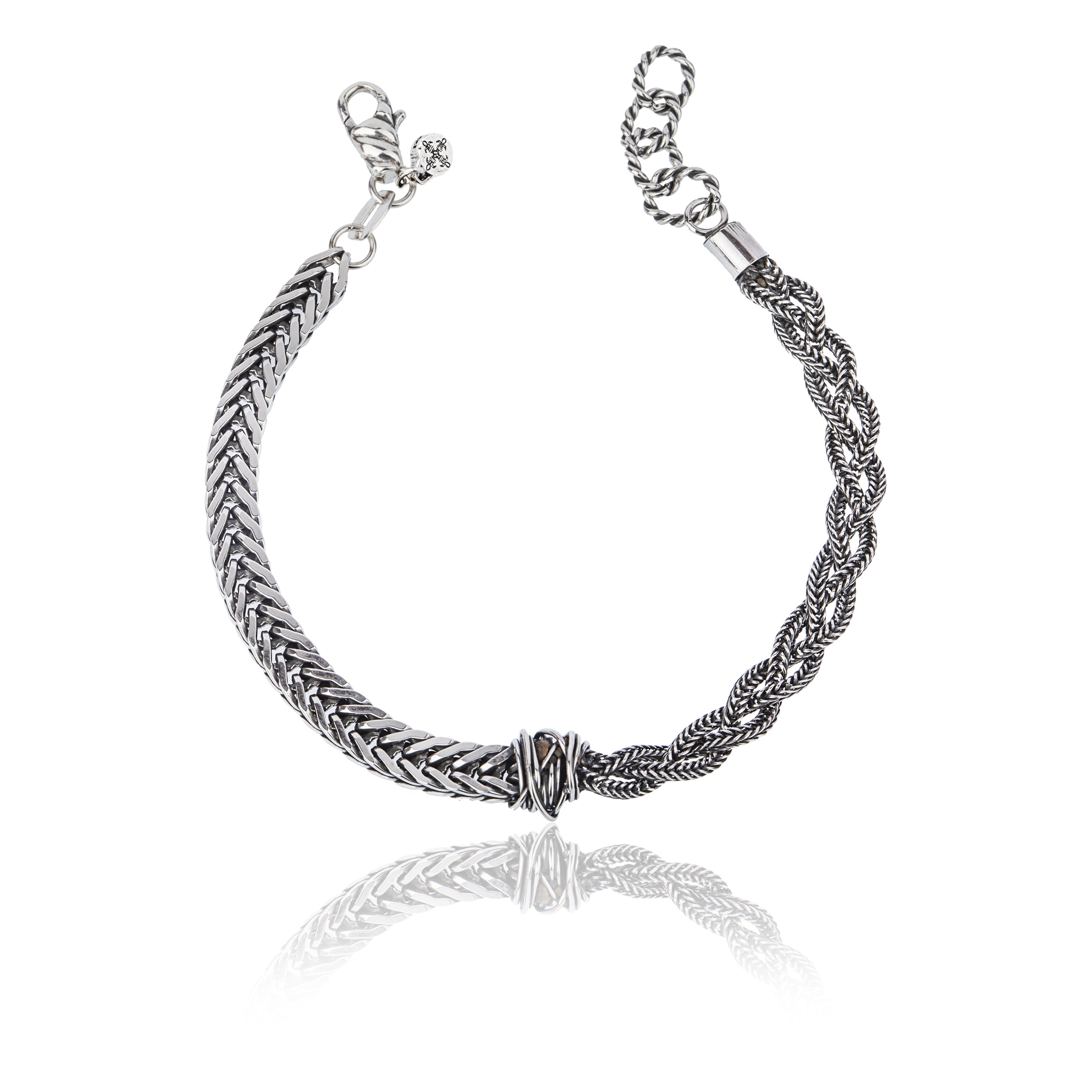 Bracciale in argento 925, design essenziale e artigianale.