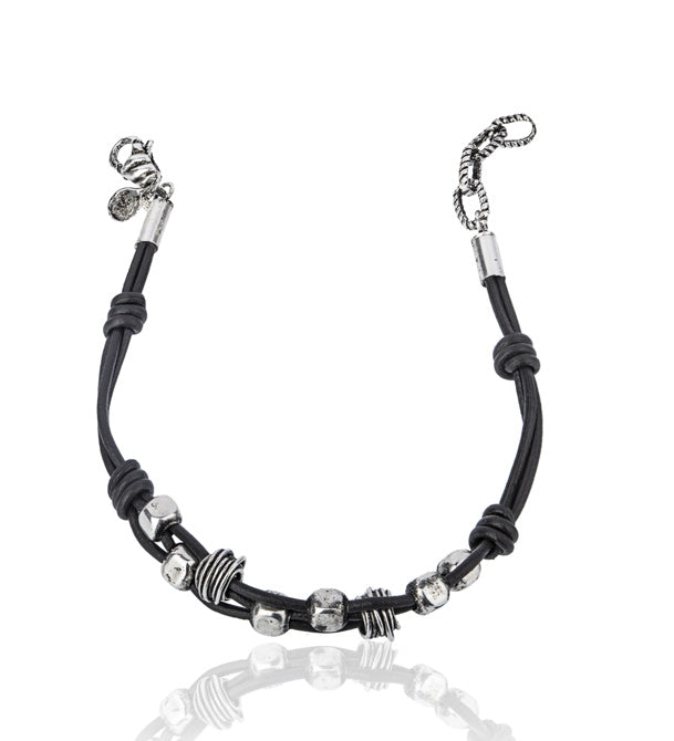 Bracciale in cordoncino intrecciato e argento brunito, essenziale e moderno.