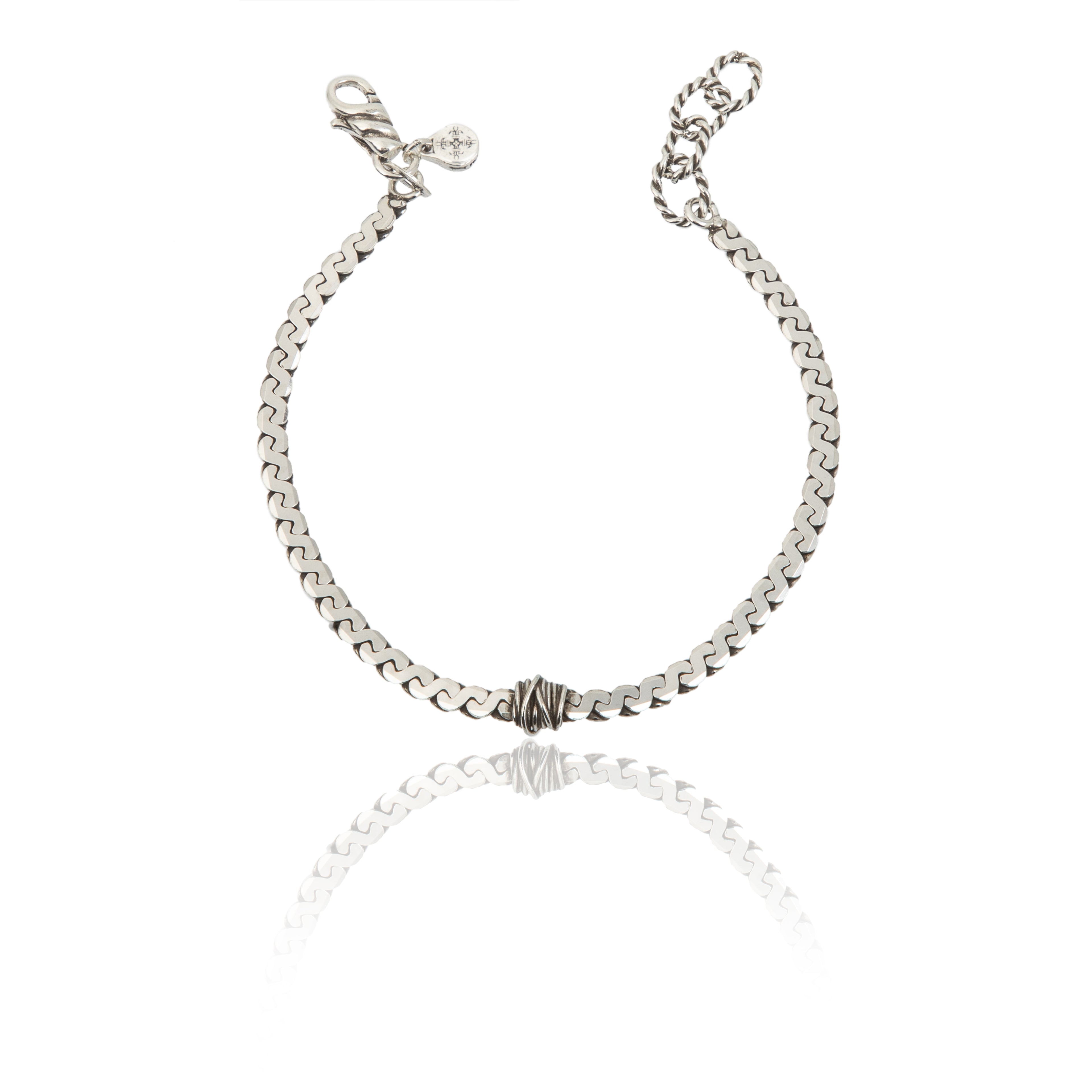 Bracciale in argento 925 lucido, minimal e artigianale.