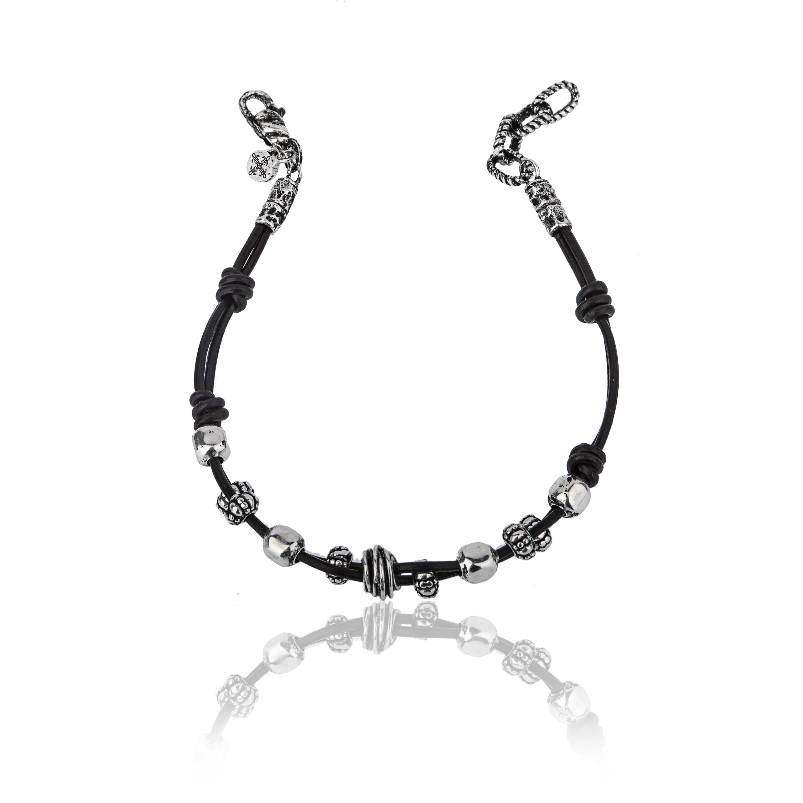 Bracciale in pelle e argento 925, design maschile deciso.