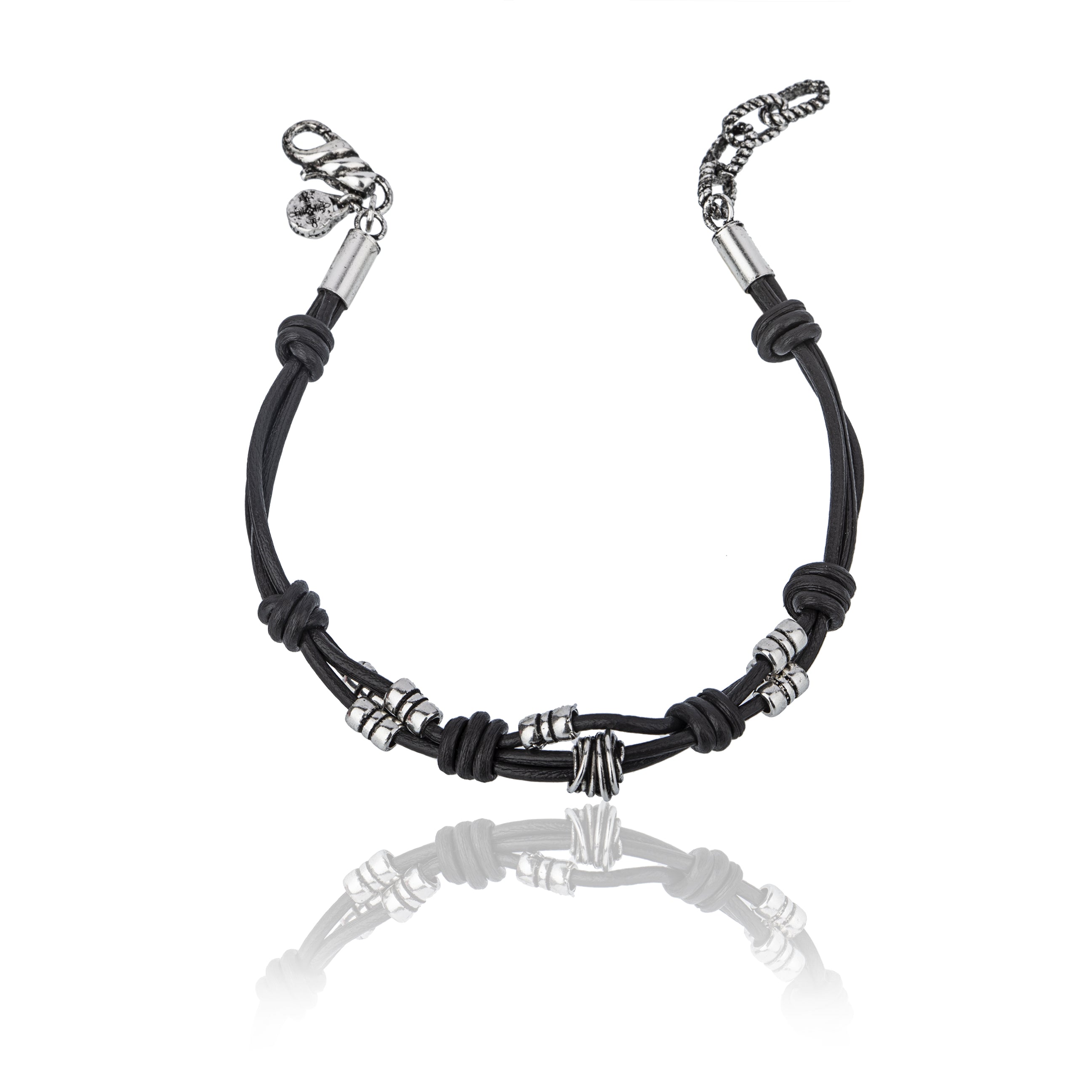 Bracciale in caucciù e argento 925, stile urbano e artigianale.